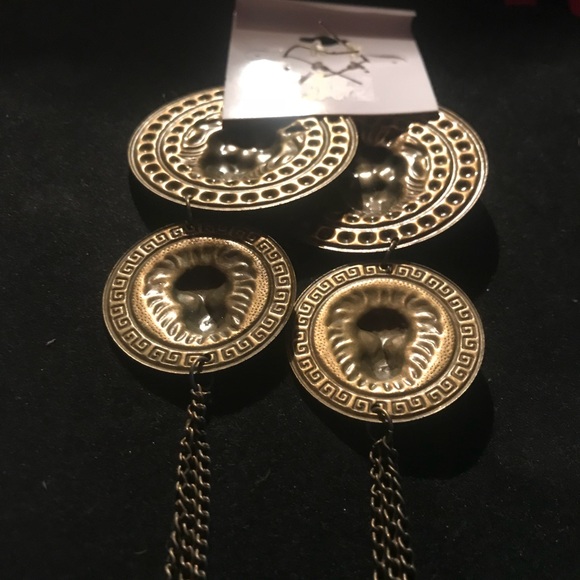 Lion medallion statement earrings - Picture 4 of 5